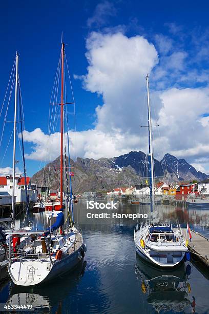 Iates Em Lofoten - Fotografias de stock e mais imagens de Austvagoy - Austvagoy, Cordilheira - Montanha, Cruzeiro