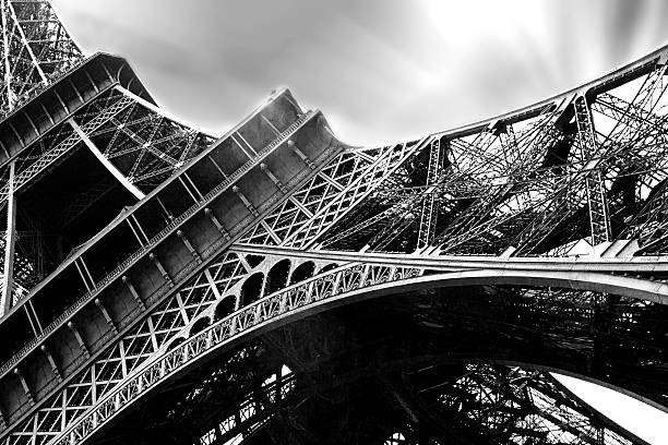 ツアーエッフェル、ブラックとホワイト - eiffel tower black and white paris france construction ストックフォトと画像