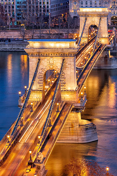 die kettenbrücke in budapest - chain bridge budapest night bridge stock-fotos und bilder