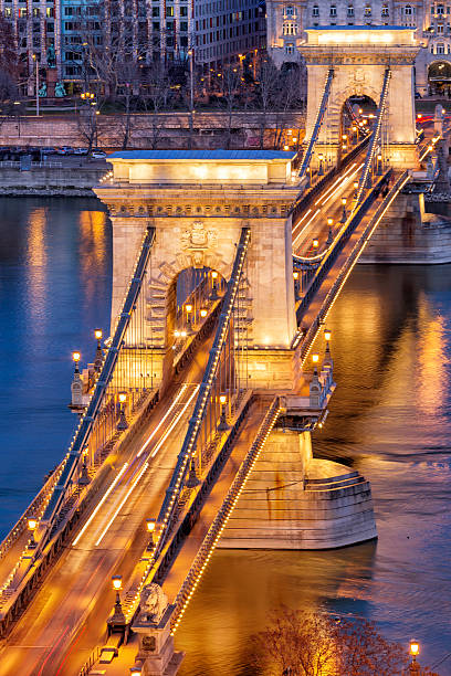 le pont à chaînes széchenyi à budapest - budapest chain bridge night hungary photos et images de collection