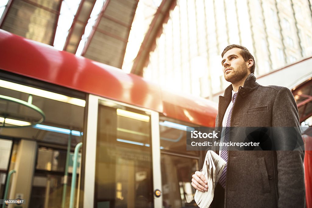 Geschäftsmann warten auf dem Zug am Bahnhof - Lizenzfrei Menschen Stock-Foto
