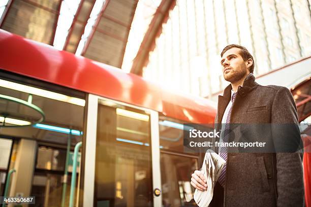 Geschäftsmann Warten Auf Dem Zug Am Bahnhof Stockfoto und mehr Bilder von Menschen - Menschen, Transportmittel, Verkehrswesen