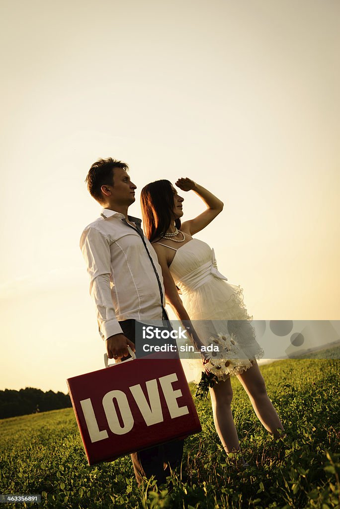 Inhabituel de mariage extérieur romantique de couple amoureux de chaussures de sport - Photo de Adulte libre de droits