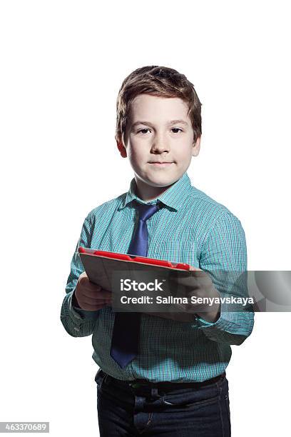 Foto de Pequeno Menino Usando Tablet Digital e mais fotos de stock de Adolescência - Adolescência, Aprender, Computador