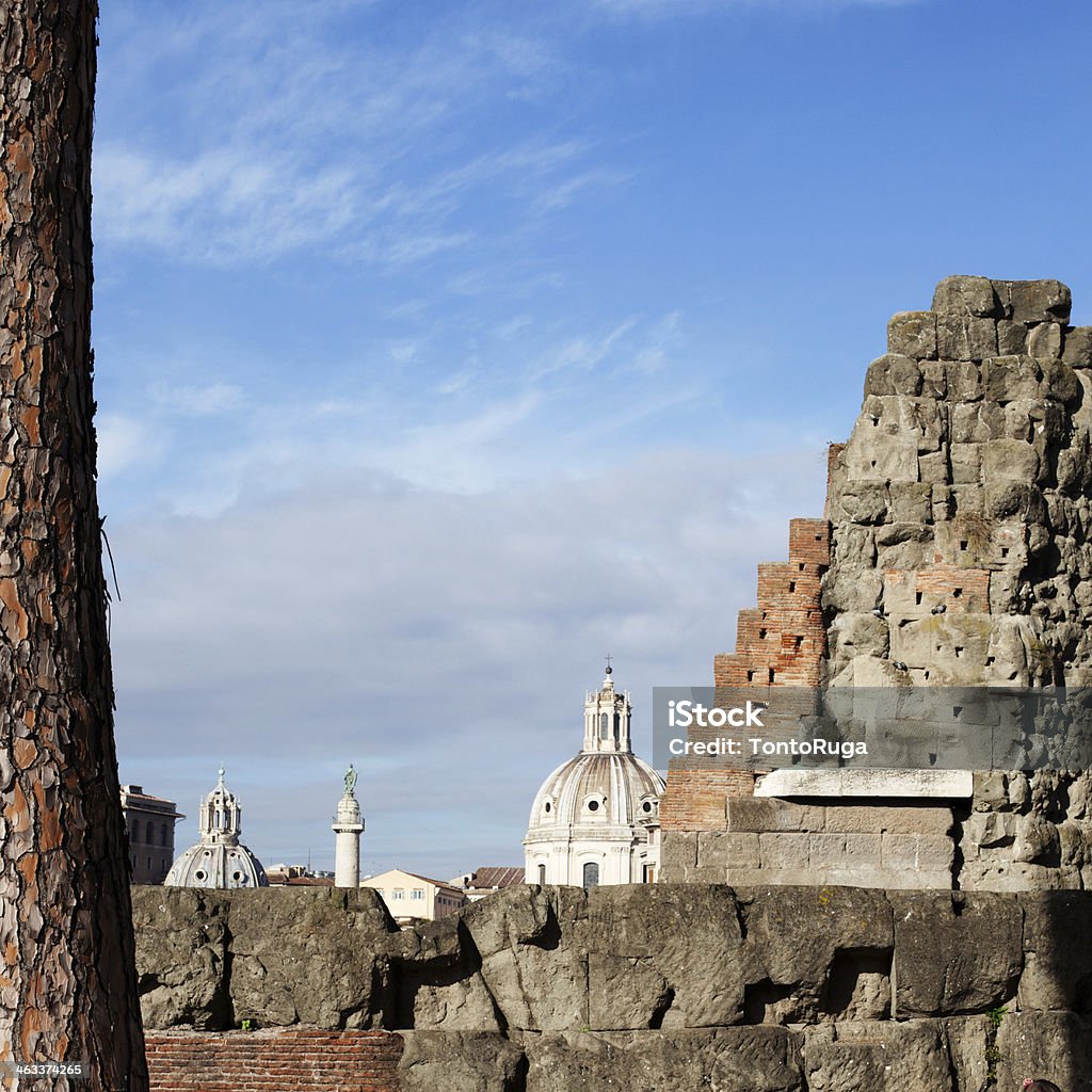 Римская стены и видом на очертания города - Стоковые фото Археология роялти-фри