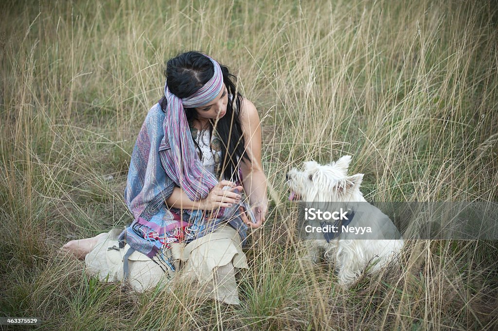 Ansprechende Bohème Gypsy Frau mit Hund - Lizenzfrei Hippie Stock-Foto