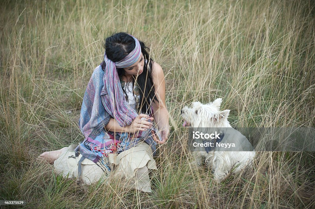 Atractiva mujer con perro Bohemian Gypsy - Foto de stock de Hippy libre de derechos