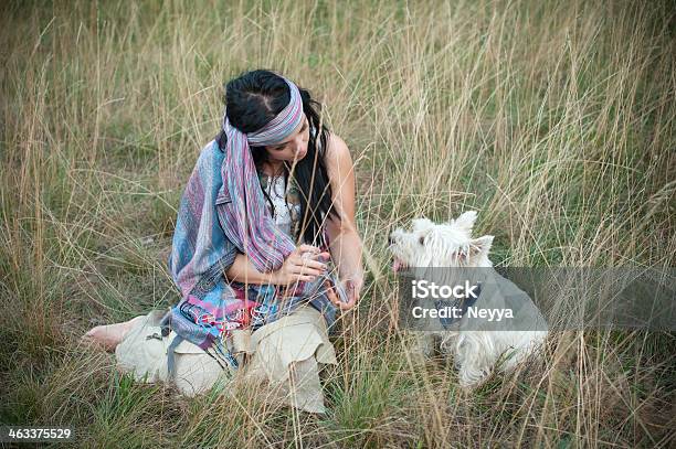 Atraente Mulher Com Cão Boémia Cigano - Fotografias de stock e mais imagens de Cão - Cão, Hippy, 20-24 Anos