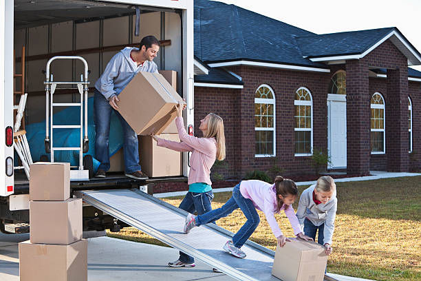 семья перемещение дом, разгрузке грузовика - moving van family moving house sc0589 стоковые фото и изображения