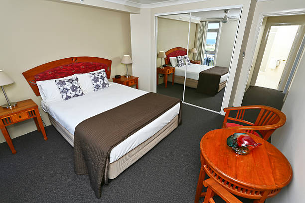 ダブルベッドを備え、ミラーに反射ホテルルーム - double bed headboard hotel room design ストックフォトと画像
