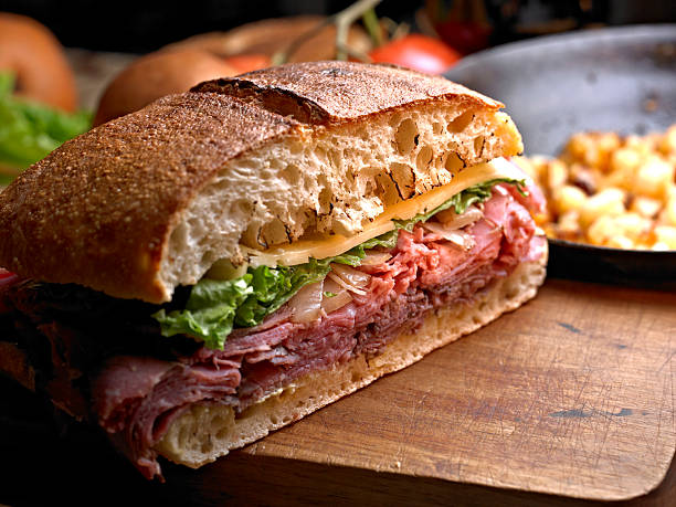 sandwich sanduíche - sandwich delicatessen roast beef beef - fotografias e filmes do acervo