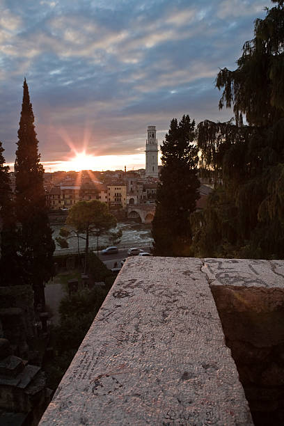 verona 夕暮れ時には、イタリアの街並み - parapetto ストックフォトと画像