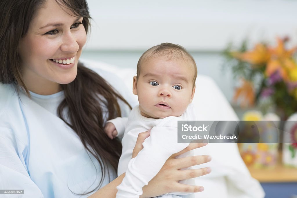 Souriante mère d'un bébé - Photo de Adulte libre de droits