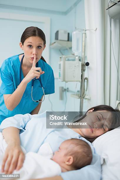 Arzt Fragen Stille Stockfoto und mehr Bilder von Baby - Baby, Krankenpflegepersonal, Mutter