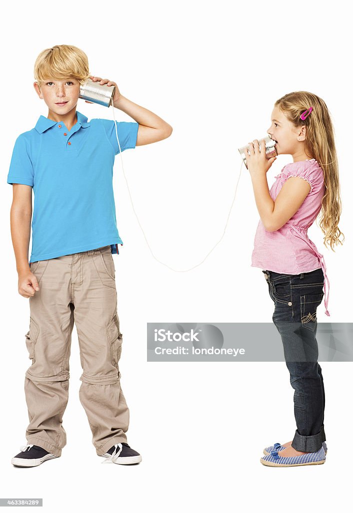 Hermano y hermana jugando con lata TELÉFONO-aislado - Foto de stock de Teléfono de lata libre de derechos