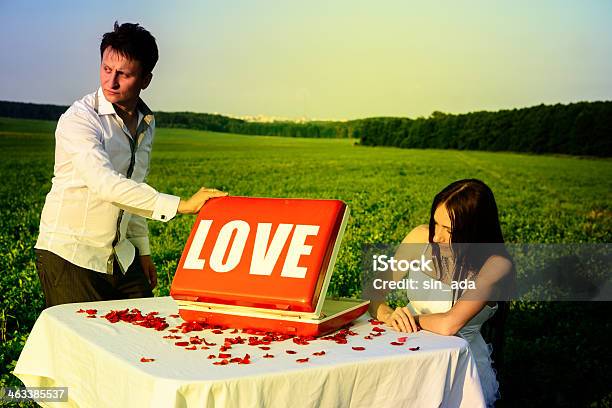 Romantische Ungewöhnliche Hochzeit Im Freien Der Liebespaar In Sportschuhe Stockfoto und mehr Bilder von Blumenbouqet