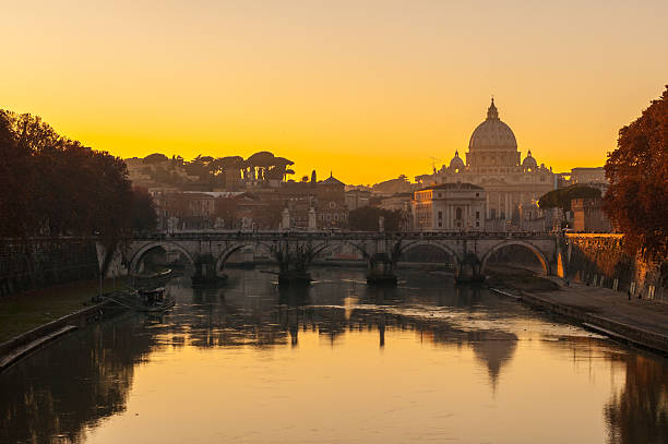 вид на собор святого петра в риме (италия) - vatican dome michelangelo europe стоковые фото и изображения