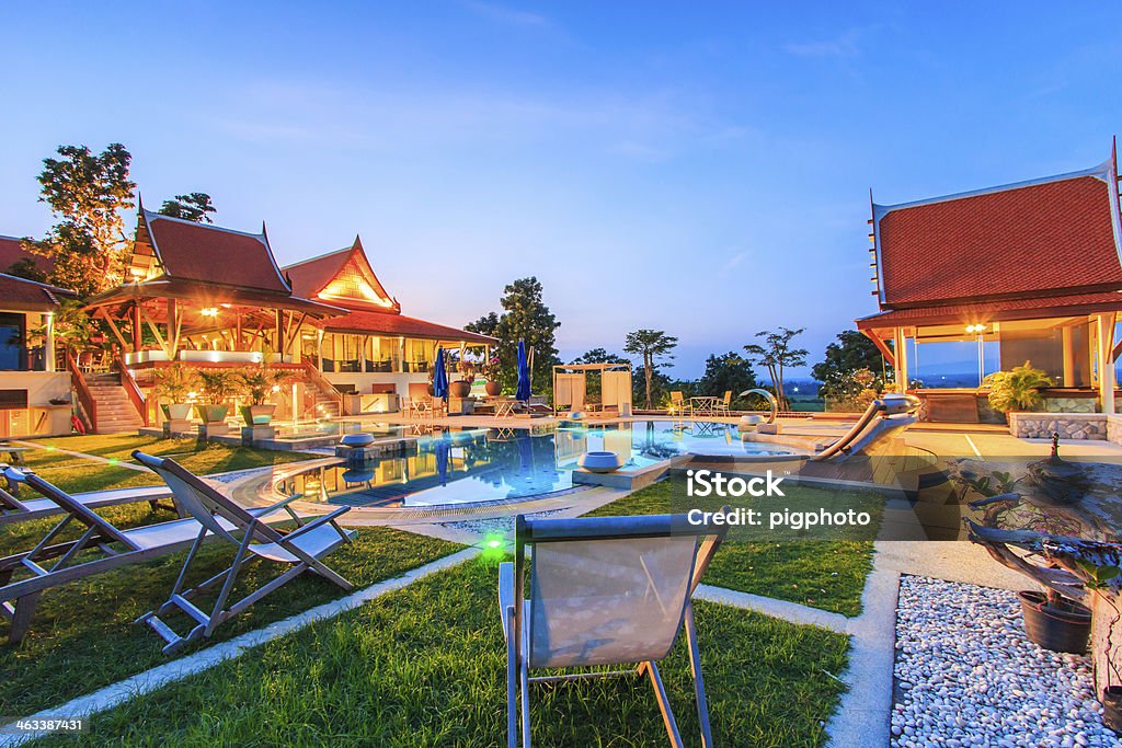 Modern resort com piscina à noite - Royalty-free Admirar a Vista Foto de stock