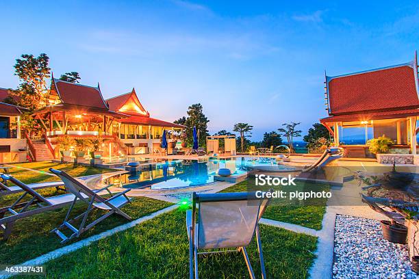 Modern Resort Com Piscina À Noite - Fotografias de stock e mais imagens de Admirar a Vista - Admirar a Vista, Ajardinado, Ao Ar Livre