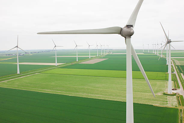 luftbild von vielen turbines in einer reihe - landscape alternative energy scenics farm stock-fotos und bilder