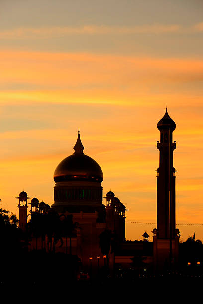 istock Silhouette of Sultan Omar Ali Saifudding Mosque at sunset, Brunei 463392811