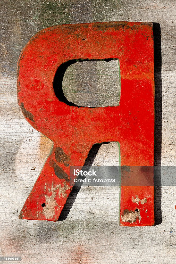 Panneaux de signalisation: Lettre majuscule «R», sur planche de bois grunge. - Photo de Abstrait libre de droits