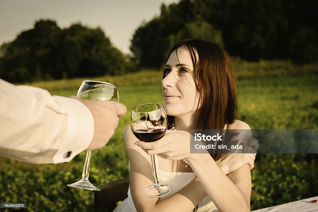 Inhabituel de mariage extérieur romantique de couple amoureux de chaussures de sport - Photo de Adulte libre de droits