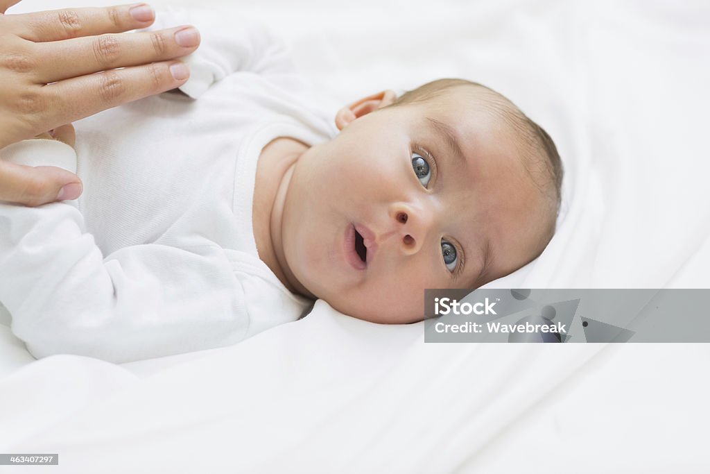 New born baby yacer en la cama - Foto de stock de Alumbramiento libre de derechos
