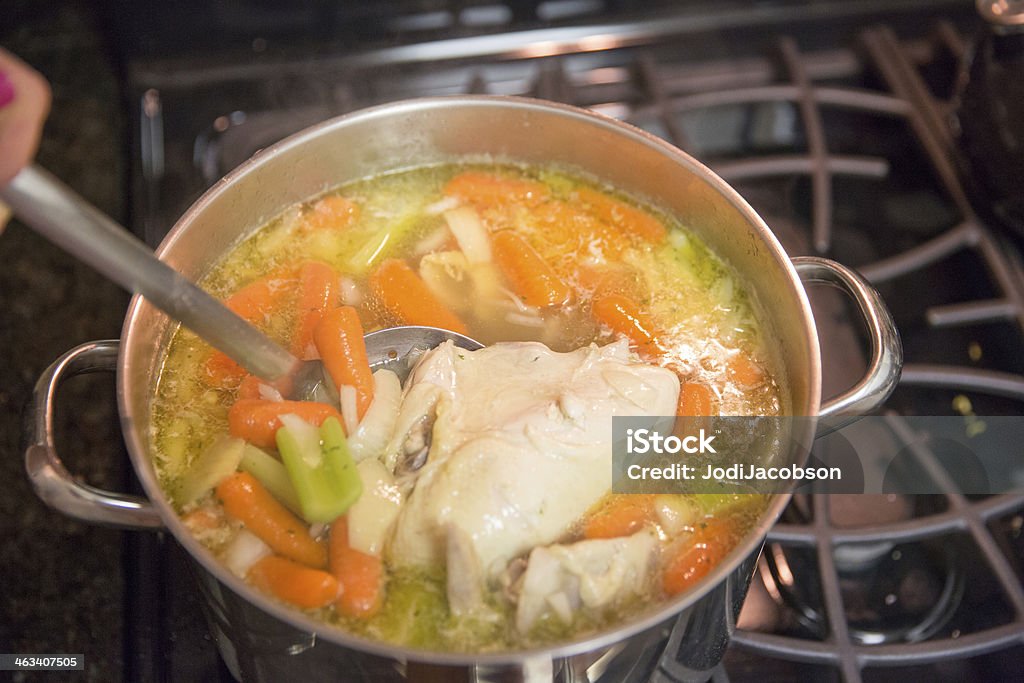 Soupe de poulet maison dans un pot - Photo de Bouillon de volaille libre de droits