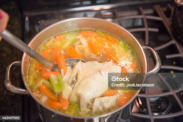 In Casa Zuppa Di Pollo In Una Pentola - Fotografie stock e altre immagini di Zuppa di pollo - Zuppa di pollo, Mestolo, Acqua