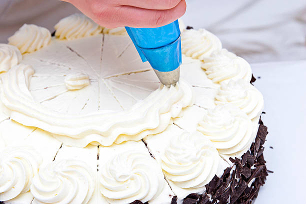 decoração de bolo de creme - gateaux cake birthday decorating - fotografias e filmes do acervo