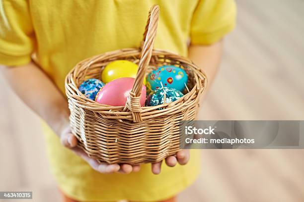 Mały Koszyk Na Wielkanoc - zdjęcia stockowe i więcej obrazów Chłopcy - Chłopcy, Codzienne ubranie, Dać