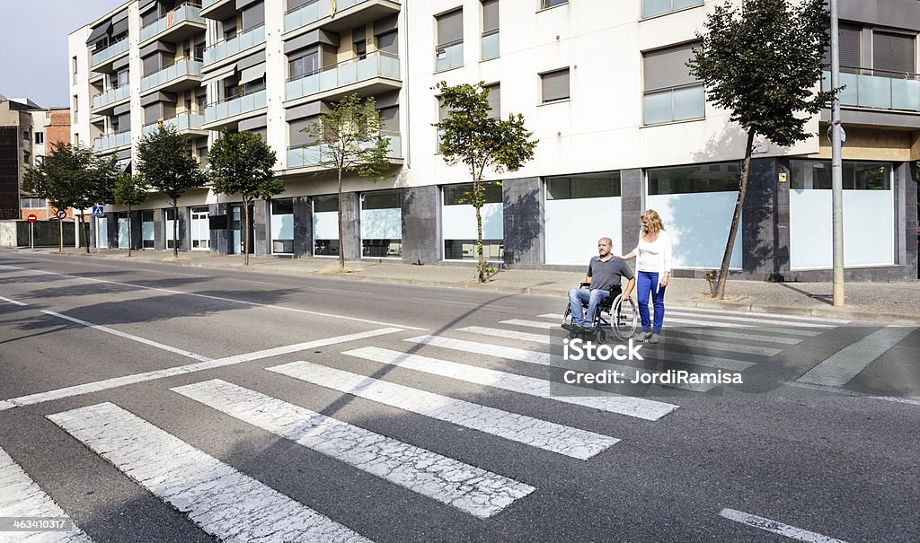 Para personas con discapacidades - Foto de stock de Cruzar libre de derechos