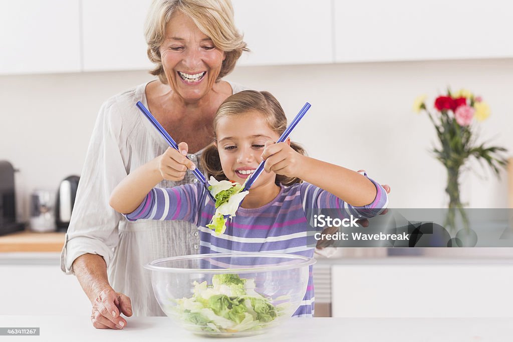 Kleines Mädchen mischen Salat - Lizenzfrei 60-69 Jahre Stock-Foto