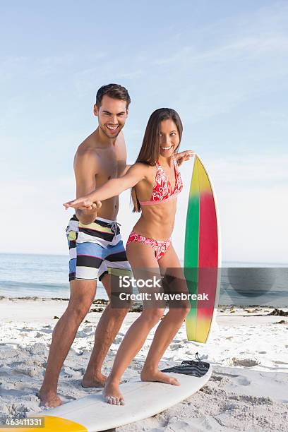 Man Teaching A Woman How To Surf 20-29세에 대한 스톡 사진 및 기타 이미지 - 20-29세, 2명, 갈색 머리