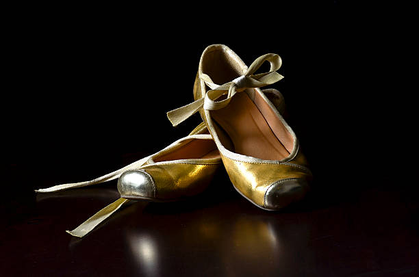 zapatos de ballet - low key lighting flash fotografías e imágenes de stock