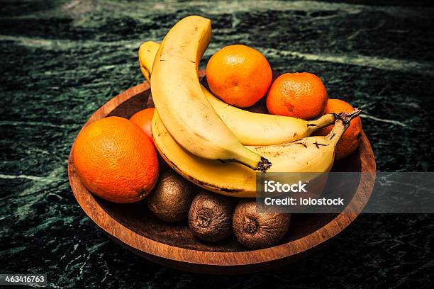 Schüssel Mit Gemischten Früchten Stockfoto und mehr Bilder von Banane - Banane, Bildschärfe, Bunt - Farbton
