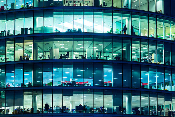 ventanas de los rascacielos en londres - bloque de oficinas fotografías e imágenes de stock