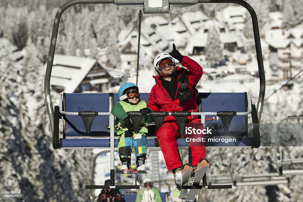 Pai e filho no ski lift - Foto de stock de Família royalty-free