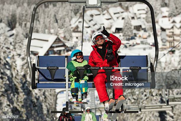 Foto de Pai E Filho No Ski Lift e mais fotos de stock de Família - Família, Teleférico - Meio de Transporte, Adulto