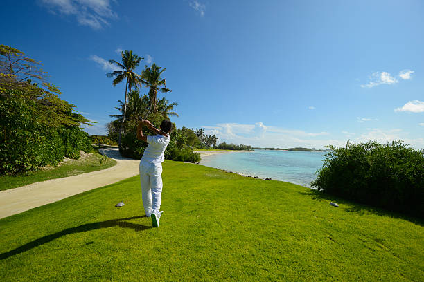 golf en bord de mer - golf playing teeing off men photos et images de collection