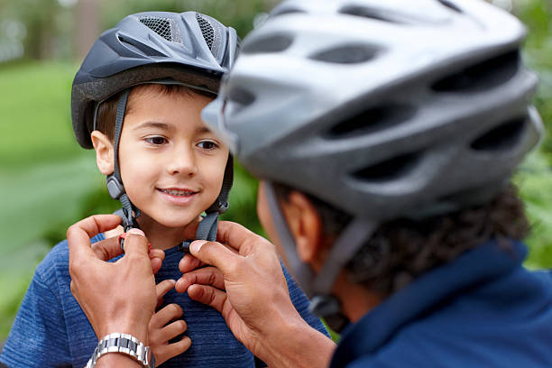 かわいい小さな男の子用の自転車で準備 - park and ride ストックフォトと画像