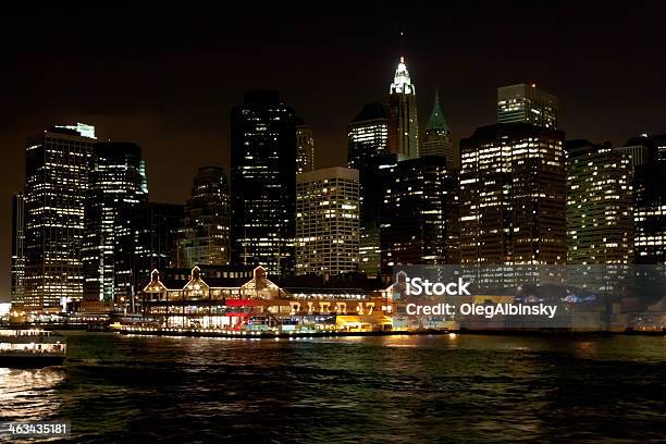 Distretto Finanziario Di Manhattan Di Notte New York - Fotografie stock e altre immagini di Acqua