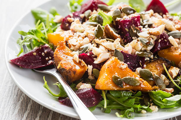 Beterrabas e Salada e Noz Branca - fotografia de stock