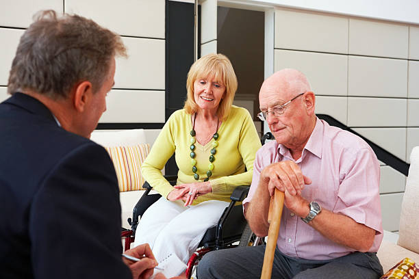 edad avanzada pareja hablando de un hospital administrador - nursing home meeting administrator senior adult fotografías e imágenes de stock