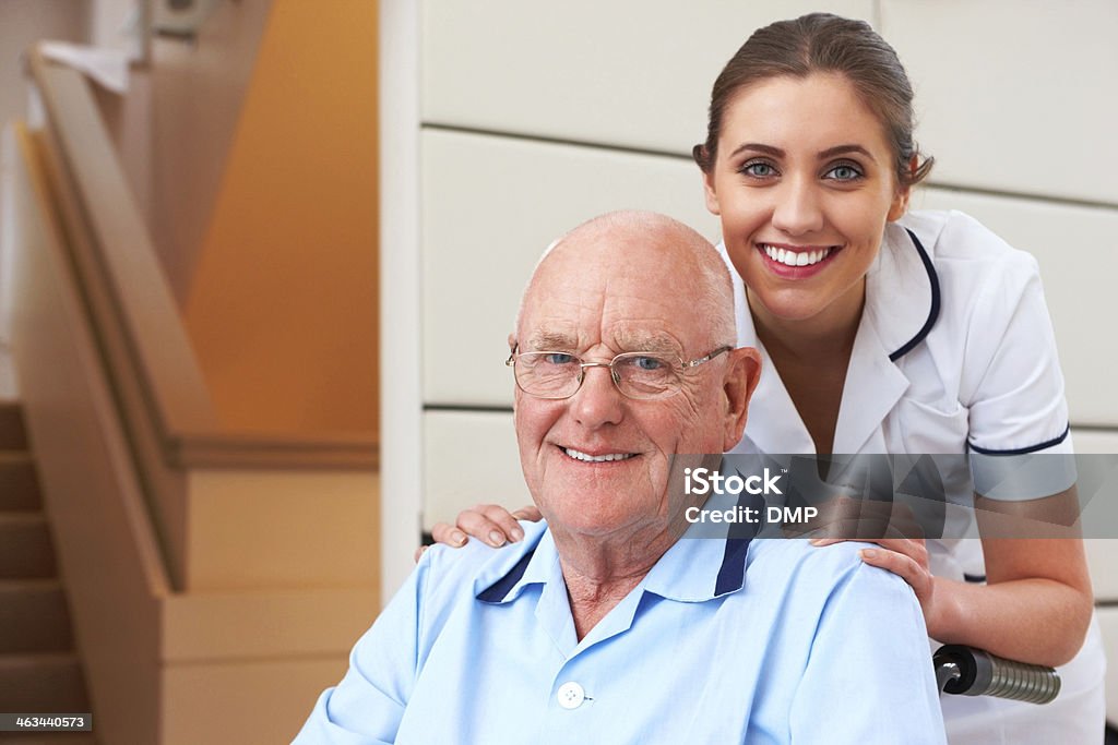 Fürsorgliche Krankenschwester mit einem Senior Patienten im Krankenhaus - Lizenzfrei Abhängigkeit Stock-Foto