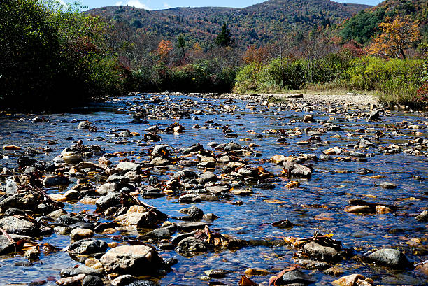 осенняя река - north carolina mountain river autumn стоковые фото и изображения