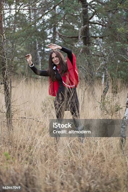 Jovem Mulher Relaxar Na Natureza - Fotografias de stock e mais imagens de Adulto - Adulto, Alegria, Ao Ar Livre