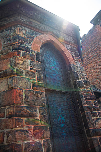 vetrata in pietra chuch di baltimora, maryland - baltimore church old building exterior foto e immagini stock