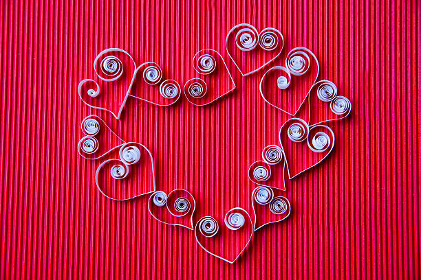 coeur de papier quilling pour la saint-valentin - valentines day origami romance love photos et images de collection